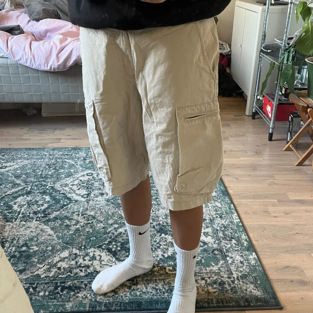 baggy beigea nike jorts. de är i väldigt bra skick. storlek M! köparen står för frakt . Shorts.