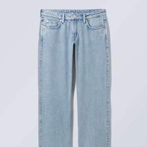 Jag säljer dessa low waist jeans från Weekday. De heter Arrow Low Straight Jeans och är i färgen summer blue storlek 25/34. Kom privat för fler bilder💞