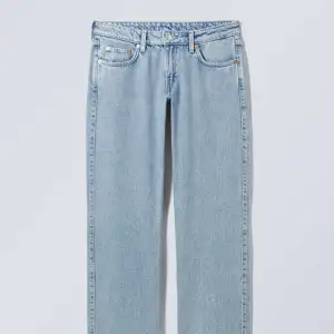 Jag säljer dessa low waist jeans från Weekday. De heter Arrow Low Straight Jeans och är i färgen summer blue storlek 25/34. Kom privat för fler bilder💞