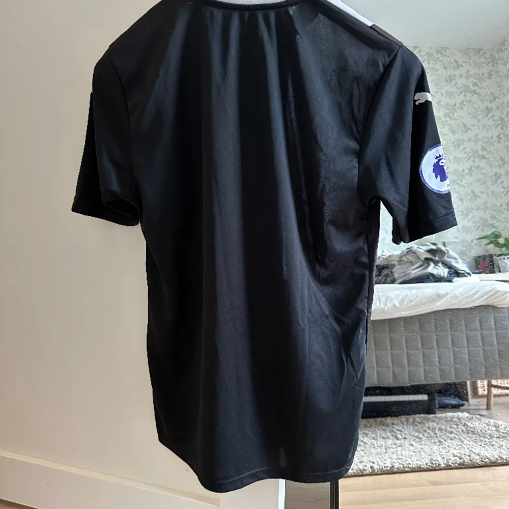 Newcastle hemmatröja i storlek xs, passar s också.  Vann den på en fotbollstävling i spanien där man skulle sätta 5 av 5 straffar. Tyvärr för liten för mig. . T-shirts.