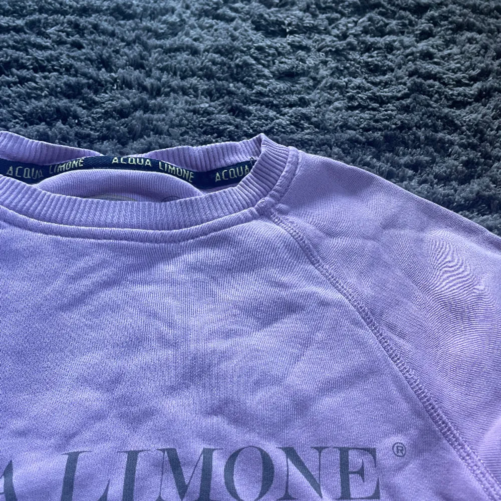 Säljer denna Aqua Limone tröjan eftersom den inte passar längre. Används ett par gången men är fortfarande i bra skick ❤️. Köpte för 999kr men priset nu går att diskuteras. Tröjor & Koftor.