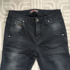 Sexy Woman, stretchjeans, grå, Stl. SX - Sexy Woman Einstein stretchjeans Skick: Mycket fint Modell: SWP 6924 Material: 98 % bomull, 2 % elastan Färg: grå Stl.XS Innerbenslängd: 65 cm Midja: 76 cm