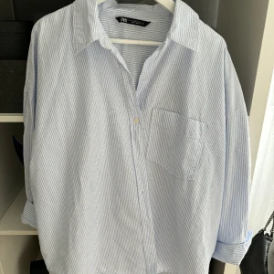 Randig skjorta - Säljer denna jättefina skjorta, köpt här på plick🌟säljer då den inte passade på mig Är en XL så sitter oversized🥰