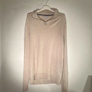 Halfzip - Snygg tröja från Jack&Jones. Använt skick, men väldigt få tecken på slitage. Storlek M. Skriv vid frågor eller efterfrågan av fler bilder!