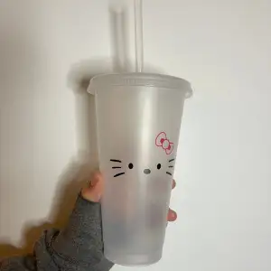 reusable plastic cup w straw // 710ml. Free shipping