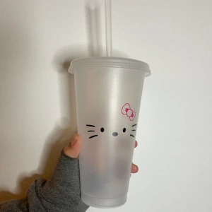 hello kitty reusable plastic cup - reusable plastic cup w straw // 710ml. Free shipping