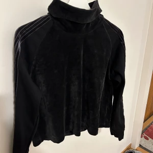 adidas tröja  - Adidas tröja sammet strl M, men passar även S