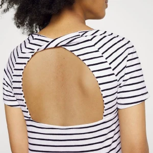 Topp med öppenrygg - Säljer en topp med öppenrygg i storlek s, den är använd men i bra skick. Den är köpt ifrån Gina tricot 💗