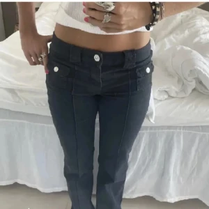 Inte min bild! Säljer dessa supersnygga h&m jeansen för att dem är för korta för mig och jag är 170! Super bra skick och passar till allt - Storlek 34 och passar folk som är 160-167! Färg svart