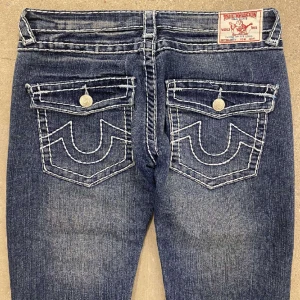 True religion jeans  - Väldigt bra skick, använda men inte slitna. Dom är pågränsen för korta gör mig som är 175 men passar ändå 