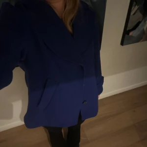 Kort Kappa - Så fin blå kappa från spanska märket c&a. Nypris 800kr. Använd ca 3 ggr, så toppenskick!!❤️