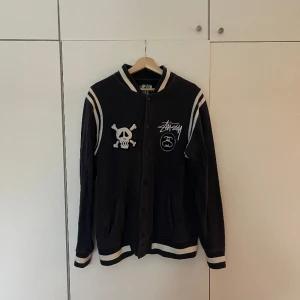 Stussy Varsitt jacka - Mörkblå college jacka i bomull från Stüssy 