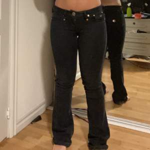 Säljer mina fina svart bootcut och lågmidjade jeans  Nyskick inga hål eller defekter  Från Gina tricot  Pris kan diskuteras 