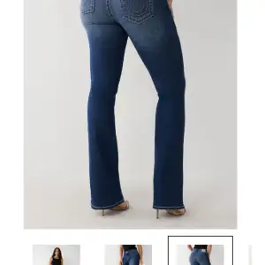 Säljer nu mina lågmidjade true religon jeans då dom bara ligger i garderoben och inte kommer till någon användning! Kan gå ner i pris vid snabb affär!! Är 170 å är bra i längden för mig. Köpta för 1300 och är i väldigt bra skick! 