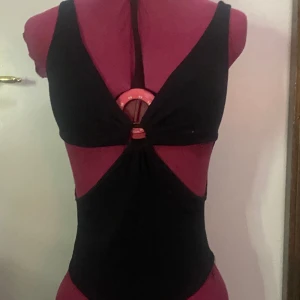 Svart body  - Är köpt i Spanien men använd Max 4 gånger. En body med inbyggd bh som inte går att ta ut, luftig material. Riktigt bra skick i med att den inte är använd många gånger 