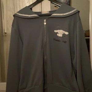 Cinnamoroll  - Cinnamoroll tröja, har nån tråd som hänger ut lite men syns knappt  Dåligt ljus. Tröjan är ljusblå,68kr frakt🎀