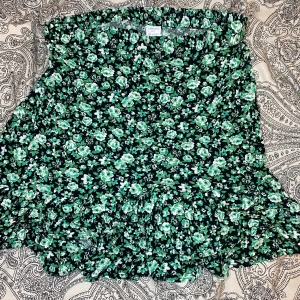 Blommig kjol med volanger🖤💚 - Bra skick bara använd ett fåtal gånger och sann till storleken! Säljer då den inte kommer till användning.