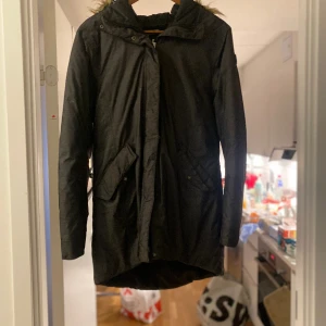 Pälsjacka - Helly Hansen pälsjacka som ny knappt använd.