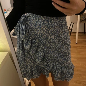 Volangkjol - Säljer nu denna söta och somriga kjol! Den är använd några gånger, och har en liten fläck på framsidan (syns inte från långt håll) därav priset. Storlek S. Den är ljusare blå i färgen än vad som syns på bilderna. Säljer den för 39kr.