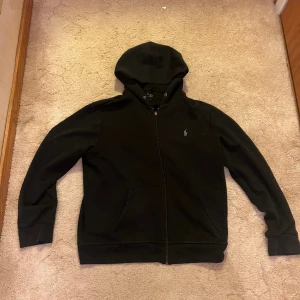 Ralph Lauren zip Hoodie  - As schyst zip Hoodie från Ralph Lauren i ny skick . Endast lite seg dragkedja ⚡️Svart färg, storlek L✨Tveka inte att slänga iväg ett meddelande vid minsta fundering. Såklart äkta 