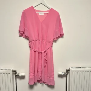 Klänning - En superfin rosa klänning, perfekt att ha på sig på sommaren, i storlek L Använd 1gång  Frakt ingår ej!!