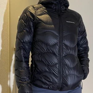 Peak Performance  - Storlek S Använd unden en höst ungefär och den är hel och fräsch