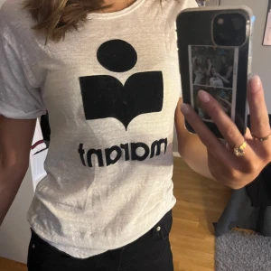 Isabel Marant t-shirt - T-shirt från Isabel Marant i mycket bra skick. Köpt på farfetch för 1800. Fraktas. Står ej storlek men passar mig som har S.