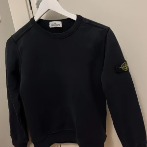 Stone island sweatshirt 150 - Här är en stone island sweatshirt som jag har växt ut och passar folk som är från 148 till 152. Den är lite trasig längst ut på kanten men inget som man märker av.