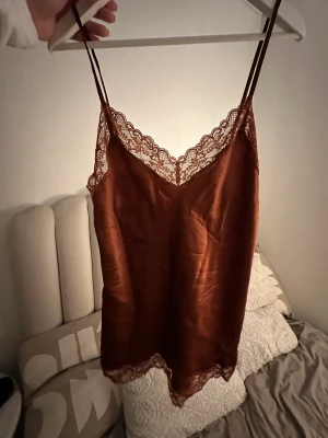 Otroligt snyggt nattlinne  - Ett nattlinne från intimissimi! Jätte fin orange/brun färg  Använd 1 gång Nypris 549kr