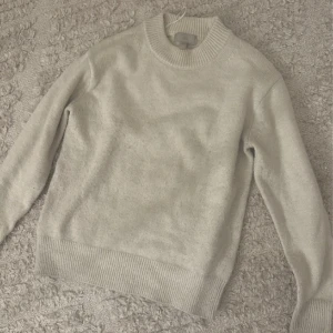 Stickad tröga  - Creme färgad stickad tröja från hm u mycket bra skick💞