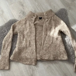 Stickad kofta - Söt stickad kofta köp på Plick💗