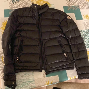 Moncler Acorus jacka - (Nypris 12 000) storlek 1 men sitter litet, har passat mig som bär M Använd 1 höst bara,   ( PRIS KAN DISKUTERAS, inga hål ellerså Säljer då den är för liten för mig mig och dragkedja strular , lite, drag kedjan strular så säljer billigt