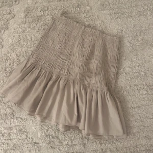 Beige kjol  - Neo noir kjol i nyskick perfekt till sommaren💞