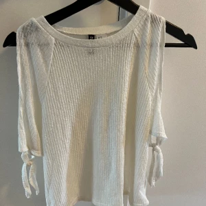 söta sommartoppar  - Söta toppar till sommaren, köpta på h&m, storlek xs  50kr/st