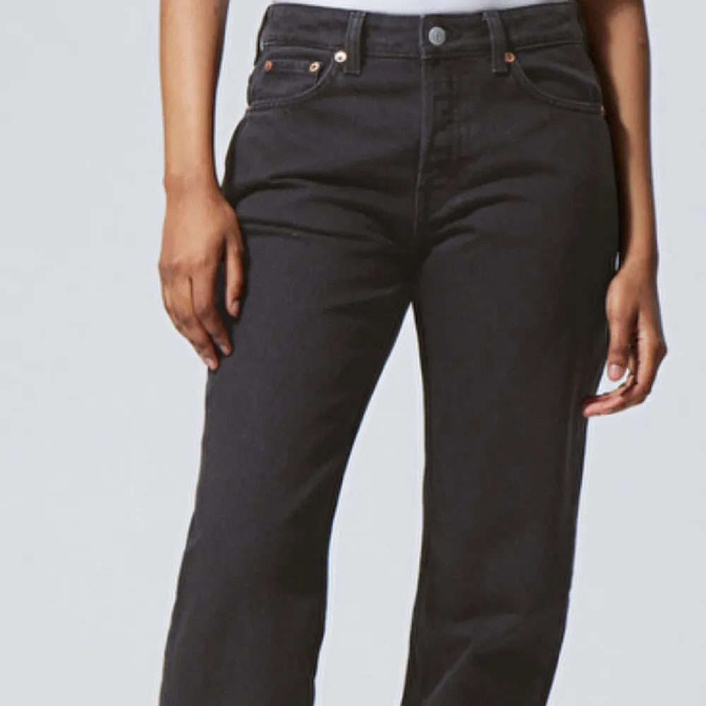 Lågmidjade jeans från weekday i mörk grå, helt oanvända men utan någon prislapp 🤍ord.pris 590 . Jeans & Byxor.