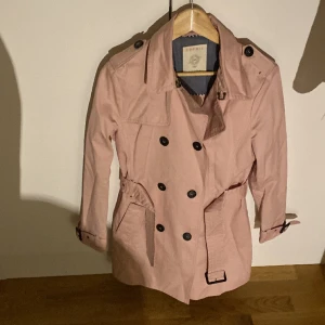 Kappa - Esprit kappa oanvänd  därav det dyrare priset. Spännen vid ärmana, skärp vid midjan och knappar i mitten av jackan som går att knäppa. 2 extra knappar finns med.  Nypris 1000kr