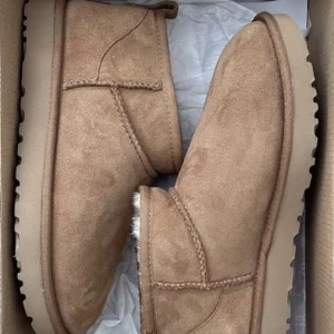 UGG - Helt nya. Säljer då dom va för små. Vid fler frågor är de bara att skriva pm. Billigare vid snabbaffär. Vid önskan av fler bilder är de också bara o höra av sig