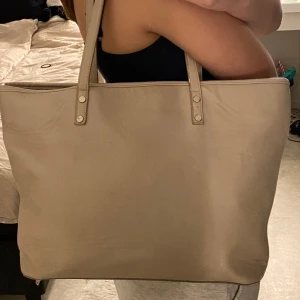 Handväska  - En jättefin handväska i bra skick 💞väldigt rymlig och mycket plats 