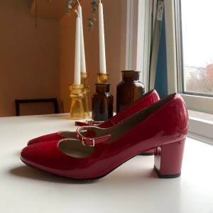 Röda lackade Mary-Jane skor. Använda 1 gång, nyskick! Nypris ca 1000kr 