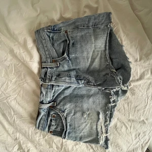 Jeansshorts - Jättefina jeansshorts från levis. Sitter som strl 34-36