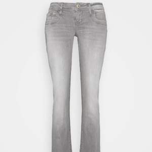Säljer dessa super fina grå ltb jeans då dom är förstora för mig, använda 3 ggr!!🤩 storlek 28/32  Köpta nya för 829kr  Använd köp nu för att köpa!💕