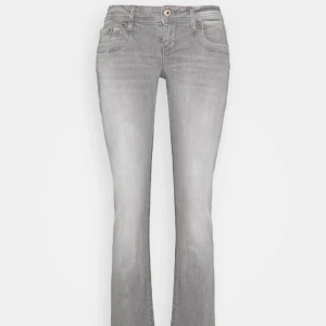 Ltb jeans valerie - Säljer dessa super fina grå ltb jeans då dom är förstora för mig, använda 3 ggr!!🤩 storlek 28/32  Köpta nya för 829kr  Använd köp nu för att köpa!💕