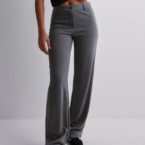 Byxor från Nelly  - Säljer mina byxor från Nelly som är använda en gång. Det är absolut inget fel på dom men dom passar inte mig riktigt så väljer att sälja dom här. Köparen står för frakten.🤍