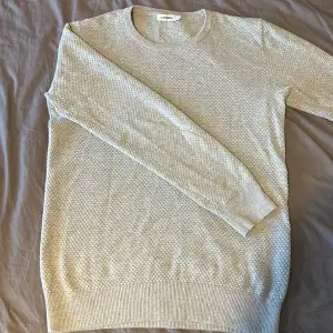 Hej, säljer denna ljusgrå j.lindberg tröja som är i väldigt gott skick (8,5/10), säljer tröjan då den har blivit för liten för mig, bara att ställa frågor om ni har några funderingar! 😊