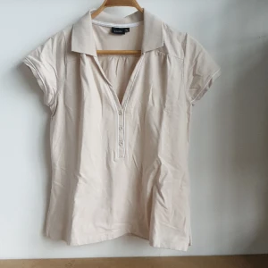 Topp Storlek XL  - Storlek XL mått armhåla till armhåla 50 cm Längd Axel och ner 62 cm material 95 % Bommull 5% Elaston