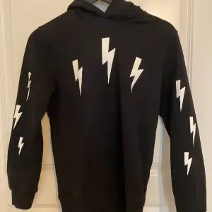 Tjena! Säljer min fina Neil Barrett hoodie för att den är för liten. - Storlek: 14 years, fits XS-XSS - Skick: 8/10. - Pris: 850 kr. - Kontakta mig för fler bilder eller frågor!