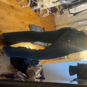 Low waist Boutcut jeans - Lågmidjade boutcut jeans från Levis helt nya endast testade✨