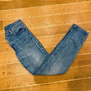 Ett par riktigt fräscha Levis jeans 501  Använd ett par gånger med inga defekter.  Ny pris 1100kr Vårt pris 399