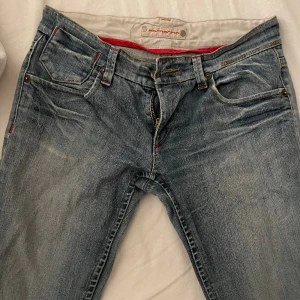 Lågmidjade jeans  - Står ingen stolek på dom men sitter bra på mig som har stolek 27, skriv vid fler funderingar kring jeansen🤍