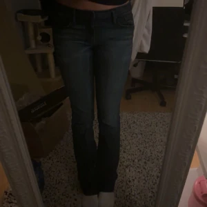 Low waist bootcut - Jättesnygga mörkblåa jeans! Långa på mig som är 176!💕 